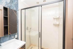 Luxury apartment with sea view and free parking