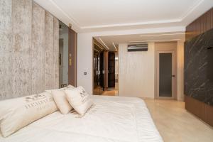 Luxury apartment with sea view and free parking