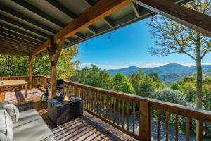 Mountain Views Hot Tub Family Room & Game Room