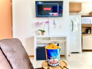 Apartamento a 400M PRAIA com PISCINA sacada com CHURRASQUEIRA privativa Wi-Fi Portaria 24h PLAYGROUND INFANTIL vaga privativa de GARAGEM Reserve agora mesmo