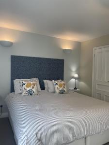Central Bristol Townhouse with Harbour Views - Sleeps 7 - Ideal for Families, Groups & Business Stays