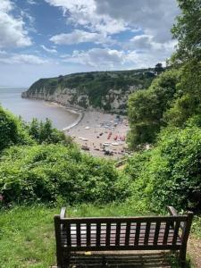 PRIMROSE COTTAGE, Sleeps 5, Stylish Cottage, Central, Close to Beach, shops and restaurants