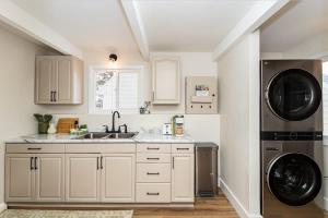 Modern 3BR Getaway-Stylish Ames