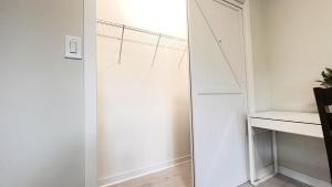 Modern Room with En Suite Bath Yonge Finch Sub