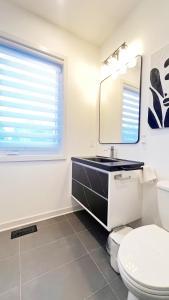 Modern Room with En Suite Bath Yonge Finch Sub