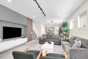 Luxury 5BR Home w Pool at Windsor Island