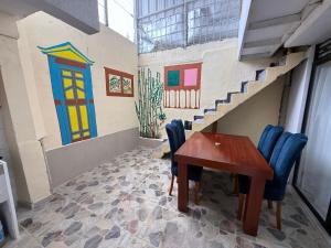 Casa central con parqueadero