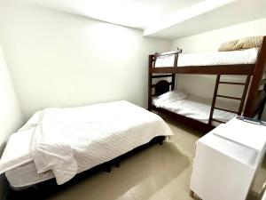 Casa central con parqueadero