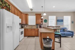 Beachfront South Padre Retreat w Balcony & Pool