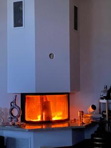 Stylish Room and private bathroom in lakefront apartment