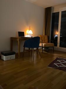 Stylish Room and private bathroom in lakefront apartment