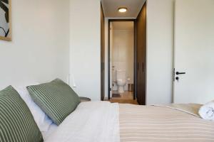 Chic 2BR Retreat for 5 in Vibrant Las Condes Oasis