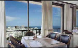 Tiffanys Ipanema Flat with balcony, living room and 2 en-suites