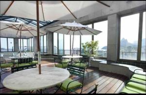 Tiffanys Ipanema Flat with balcony, living room and 2 en-suites