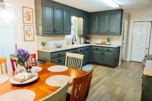 Dahlonega Escape, Wineries, Game Room, Hiking