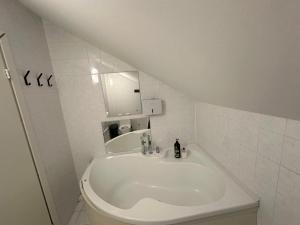 B&M Jeccuzi Studio self-check in