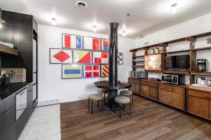 Riverfront Retreat - 2 Units - 3BR - Free Parking