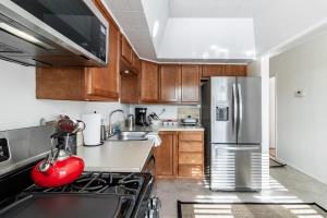 Riverfront Retreat - 2 Units - 3BR - Free Parking