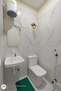 Hotel Dolphin Palace Family Rooms - Near Taj mahal - Affordable Stay -