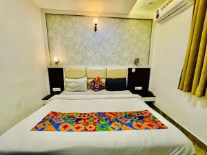 Hotel Dolphin Palace Family Rooms - Near Taj mahal - Affordable Stay -