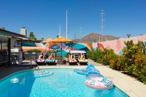 Pink Palms - Bachelorette Dream Pool Spa BBQ