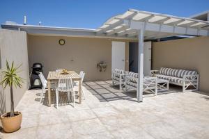 Castaways Penthouse Noosa, Beachfront Pool Tennis