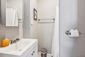 Stylish Lakewood Apartment - Free Parking & Wi-Fi