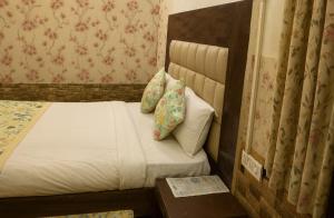 The Mark by Sar Taj Hotel and restaurant - Affordable Stay Near Taj Mahal