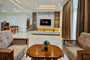TrueLife Summit Suites - 2BHK Luxurious AC Studio Apartments - Modular Kitchen, RO water system, Microwave - Super fast WiFi, 55 Smart TV, 250 Airtel Channels - Prime Location - Nearby PS4, A2B pure veg restaurants - Parking-Top service with lots of 