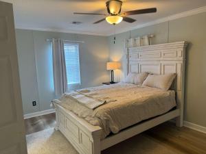 Friendly Home Near Downtown & UL - Fenced Yard