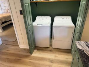 Friendly Home Near Downtown & UL - Fenced Yard