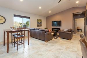 Serendipity Luxury Retreat - Private Hot Tub! Dogs Welcome!