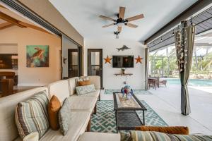 Saltwater Pool & Dock: Canal-Front Cape Coral Home