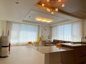 Sky lounge with Han River view, Ilsan Lake Park, KINTEX, Goyang Sports Complex, Gimpo Airport- Landmark Stay in Ilsan