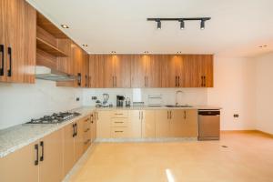 Luxury 5-Suite Villa with private pool in GOLF Amlkis ,free Airport transport service