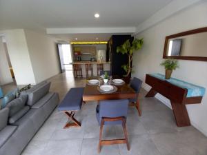 Amplio con AC, gym, pool, ubicado