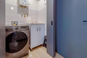 R211 Loft with large balcony, infinity pool and spa