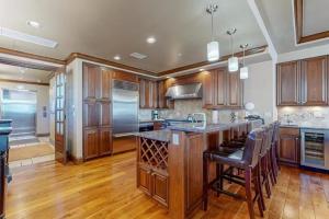 Vail Lion Square 401N