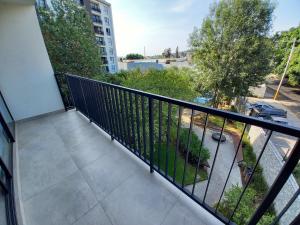 Amplio con AC, gym, pool, ubicado