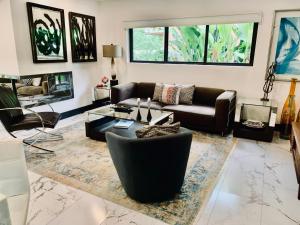 MIAMi MID-CENTURY GEM