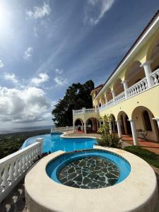 El Castillo Tropical Cabrera