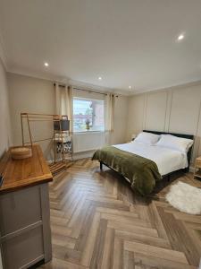 Modern 3 bed Home Minutes from Manchester Airport