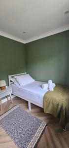 Modern 3 bed Home Minutes from Manchester Airport