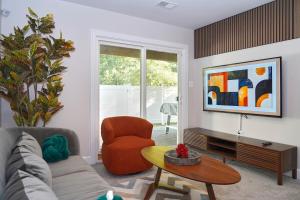 Modern Chic Gateway near DC & Fedex field