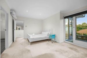 Stylish 4BR Home in the Centro of Glen Waverley