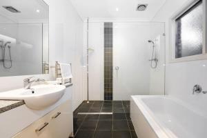 Stylish 4BR Home in the Centro of Glen Waverley