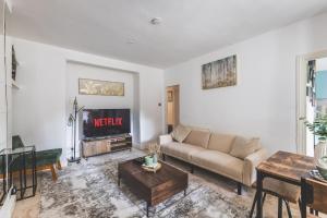 Sleeps 5, Parking & Garden, 4 Mins To Station, Newly refurbished