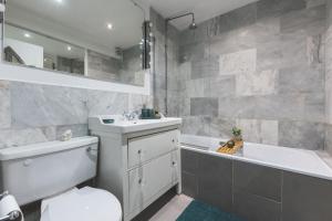 Chic Kensington Flat, Parking & Garden, 4 Mins To Station!