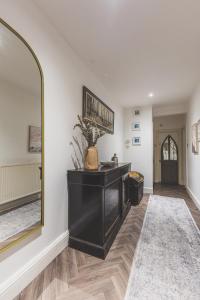 Chic Kensington Flat, Parking & Garden, 4 Mins To Station!