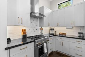 Stylish Luxe Stay by Memorial Park, Near Downtown